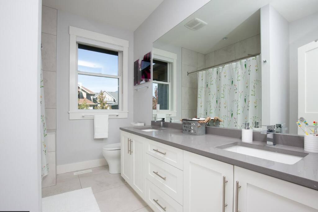 Mountain Serenity Meets Luxury Squamish Esterno foto