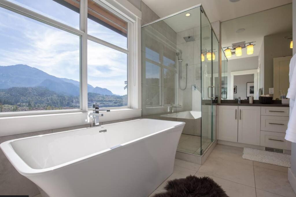 Mountain Serenity Meets Luxury Squamish Esterno foto