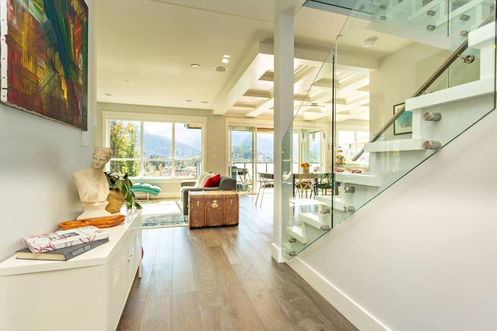 Mountain Serenity Meets Luxury Squamish Esterno foto